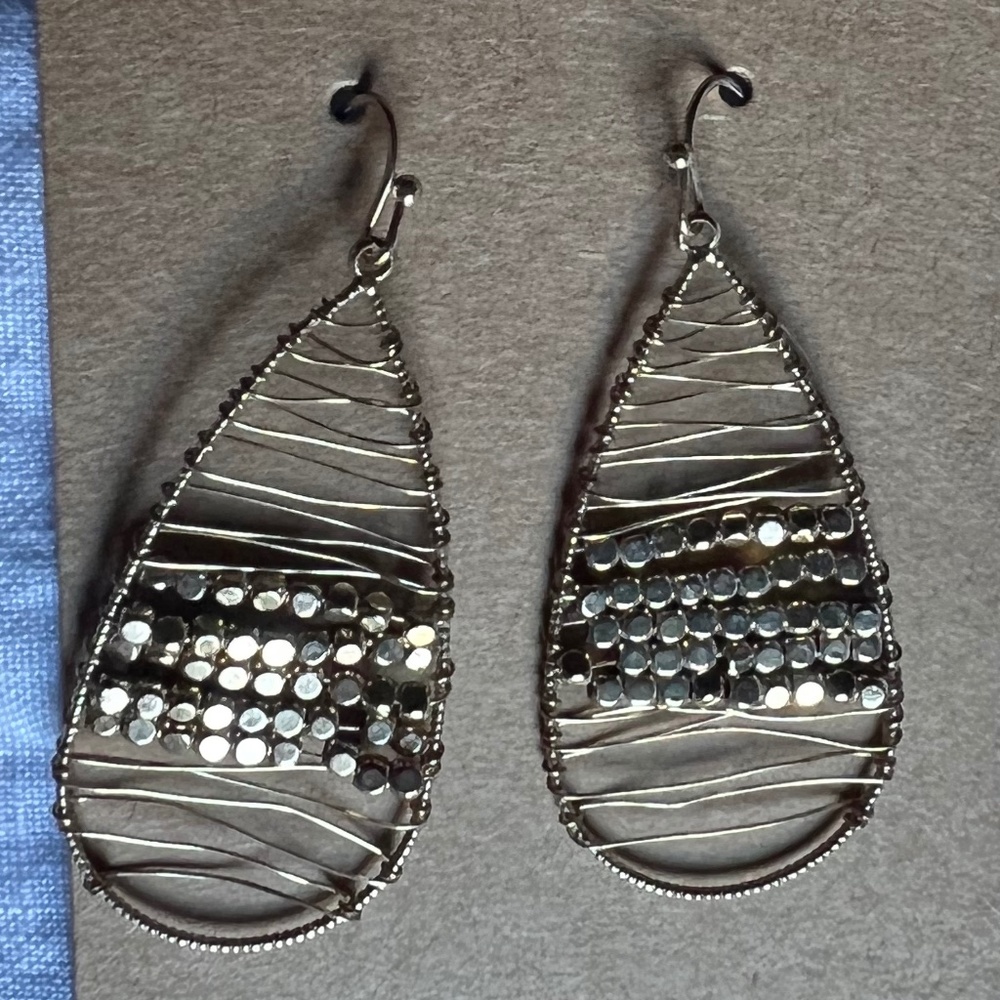 Super cute gold metal and wire mixed material dangly earrings